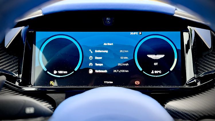 Das Kombiinstrument arbeitet auch bei Aston Martin inzwischen nicht mehr mechanisch. Dafür gibt es verschiedene Layouts dank Apple CarPlay Ultra. Das abgebildete ist eines davon.