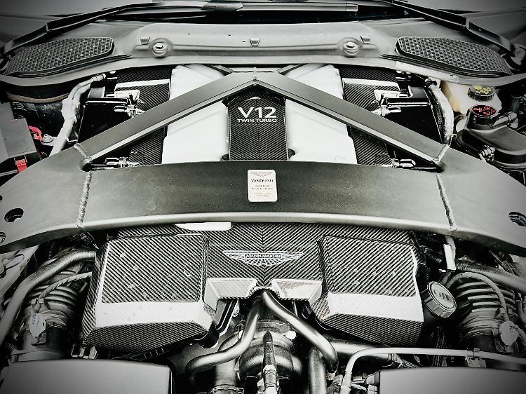 Eine kräftige Strebe im Motorraum stabilisiert den Hochdynamiker. Dennoch ist er mehr Cruiser als Racer.