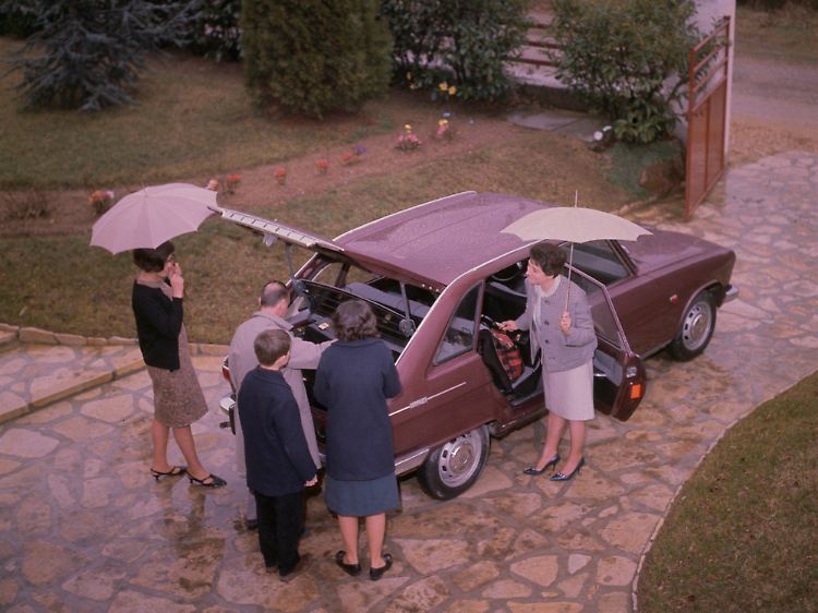 Renault 16: la berlina a cinque porte con interni variabili ridefinì il concetto di auto di medie dimensioni nel 1965.