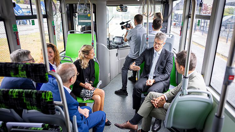 Das "Albus" genannte autonome Fahrzeug sieht von innen aus wie die meisten gewöhnlichen Linienbusse.