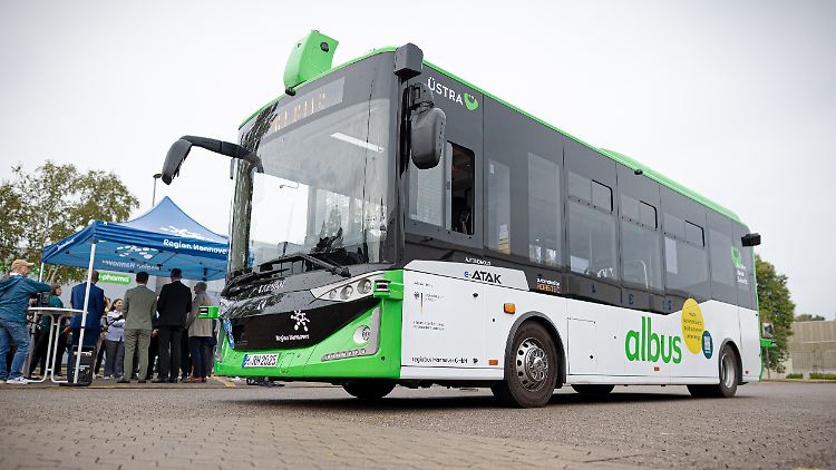 Mit bis zu 40 Kilometern pro Stunde ist der Bus in der Testphase gemächlich unterwegs.