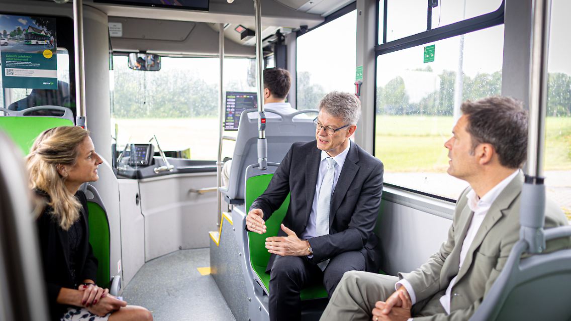 Diese Technik im Alltag zu erproben, sei wichtig, sagte Schnieder (r.).