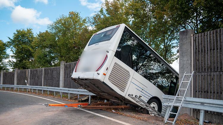 Die Feuerwehr musste den Bus zunächst sichern, um einen weiteren Abrutsch zu verhindern.