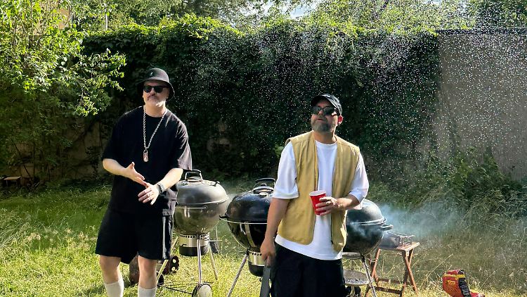 Dad-Flex: Fumanschu (links) und Justus Jonas grillen in Berlin-Zehlendorf.