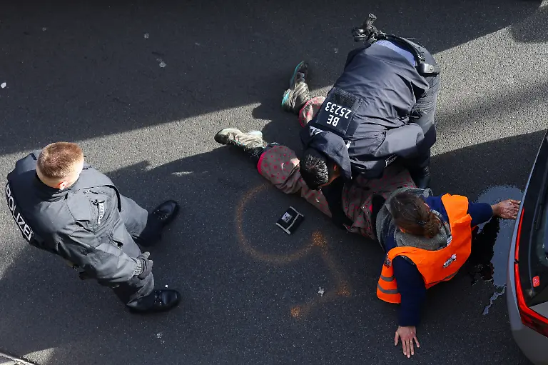 2023-04-24T065613Z-428227369-RC2UK0APWXWW-RTRMADP-3-CLIMATE-CHANGE-GERMANY-PROTESTS