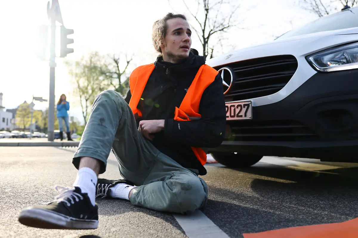 2023-04-24T055059Z-480879143-RC2TK0ABOGYR-RTRMADP-3-CLIMATE-CHANGE-GERMANY-PROTESTS