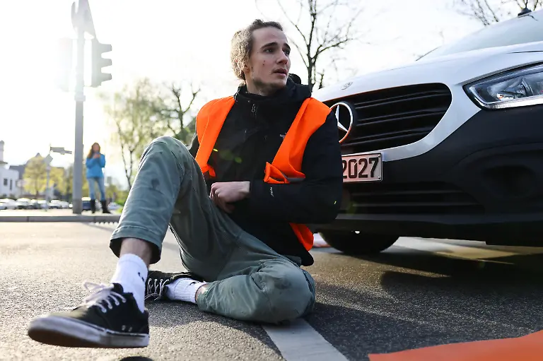 2023-04-24T055059Z-480879143-RC2TK0ABOGYR-RTRMADP-3-CLIMATE-CHANGE-GERMANY-PROTESTS