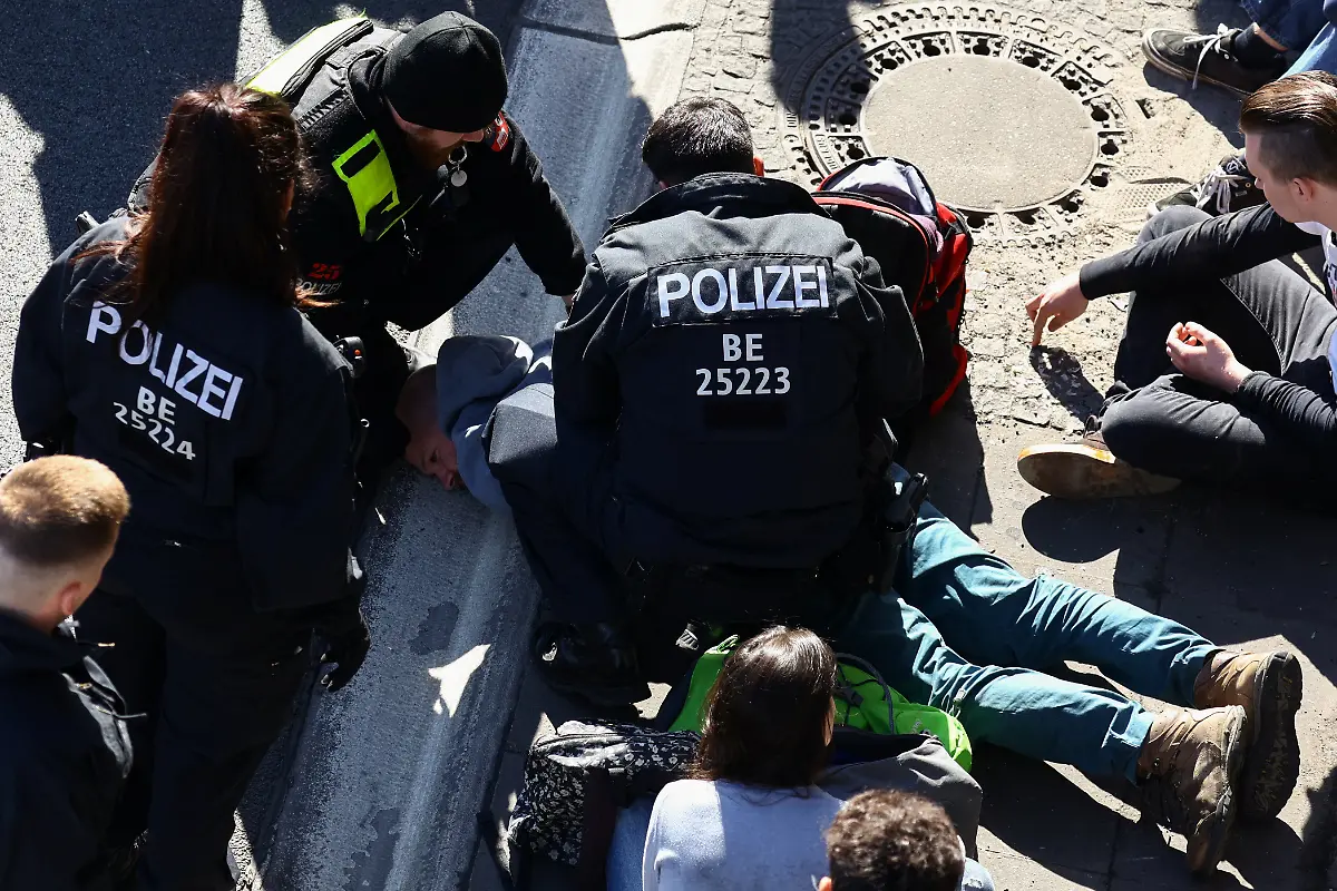 2023-04-24T080236Z-620871094-RC2VK0A9FT1R-RTRMADP-3-CLIMATE-CHANGE-GERMANY-PROTESTS