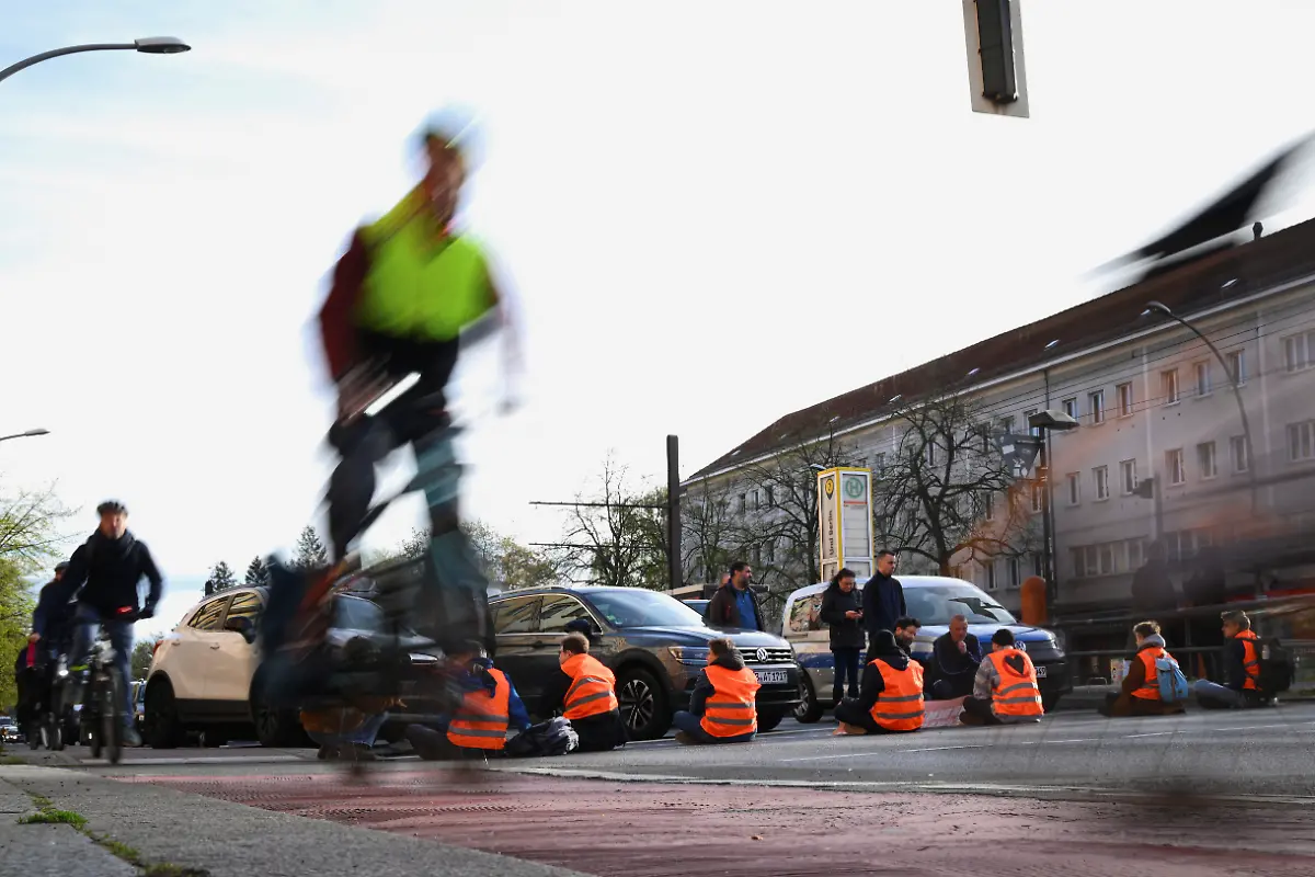 2023-04-24T060636Z-208309380-RC2UK0A2AZL8-RTRMADP-3-CLIMATE-CHANGE-GERMANY-PROTESTS