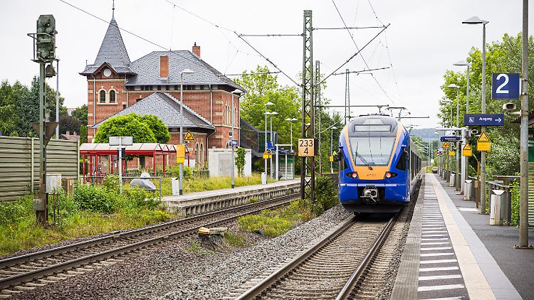 Die Polizisten fanden die Leiche der 16-Jährigen an einem Bahnsteig.