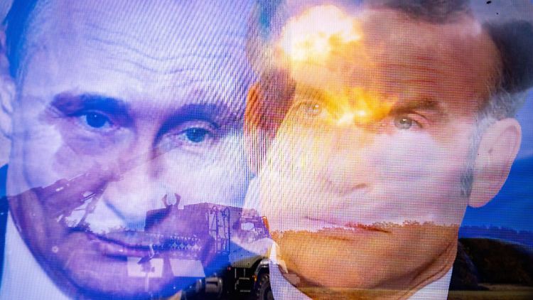 Die Europäer dürften im Umgang mit dem russischen Präsidenten nicht "naiv" sein, sagt Macron (rechts) dem französischen TV-Sender LCI.
