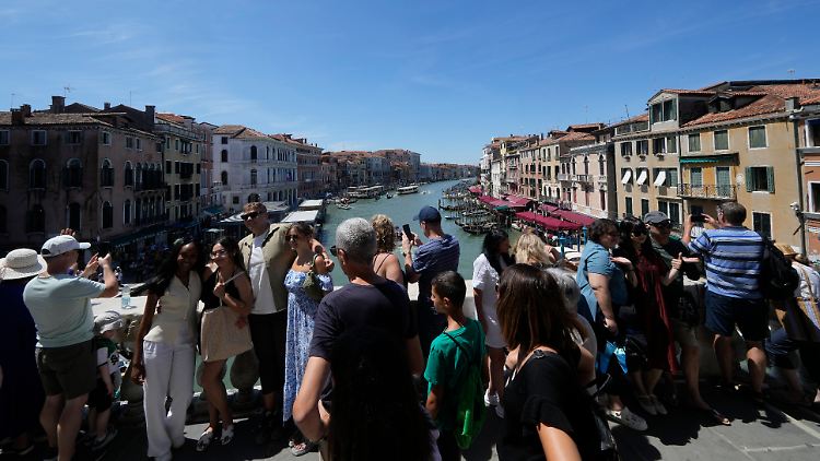 Die Rialto-Brücke ist voller Touristen, aber sie benehmen sich nicht daneben. Das ist nicht überall in Venedig so.