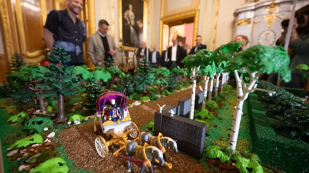 Boris-Rhein-r-hessischer-Ministerpraesident-mit-Oliver-Schaffer-in-einer-Playmobil-Ausstellung