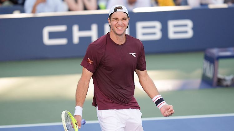 Was für eine Überraschung: Jan-Lennard Struff freut sich über seinen Achtelfinaleinzug.