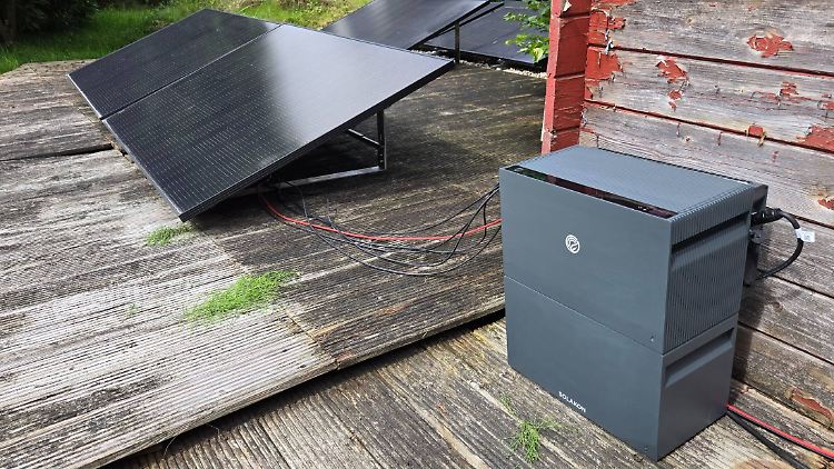 Im Sonnenmonat August mit vier angeschlossenen Modulen getestet: der neue Speicher Solakon One.