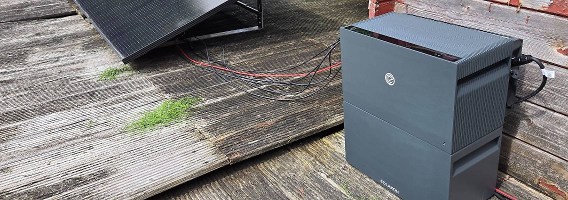 Im Sonnenmonat August mit vier angeschlossenen Modulen getestet: der neue Speicher Solakon One.
