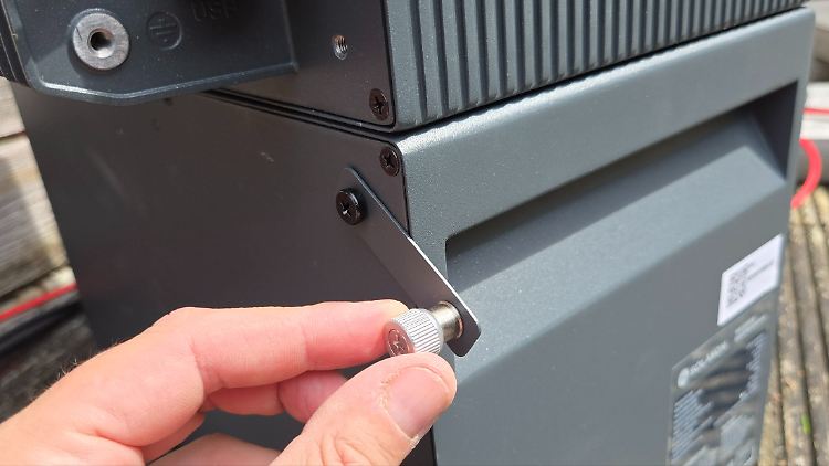 Kleine Verbindung, große Wirkung: Master- und Slave-Einheit rasten allein durch ihr Gewicht sauber ineinander sein. Dank dieser Metallverbindung wird es aber noch sicherer.