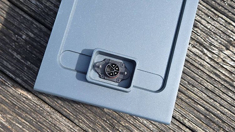 Blick von oben auf den Zusatz-Akku des Solakon One: Der hat die gleiche Speicherkapazität wie das Hauptmodul (2,1 kWh) und wird über diese Steckverbindung angeschlossen.