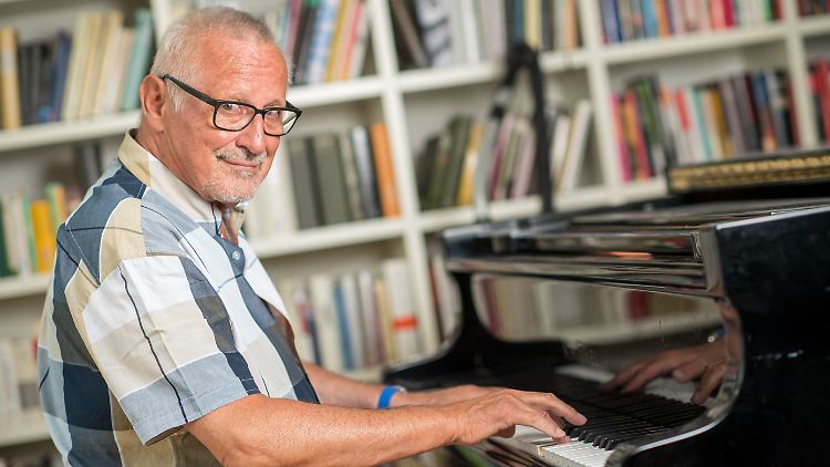 Richtig Klavier spielen, wie noch vor einigen Jahren, kann Wecker nicht mehr.