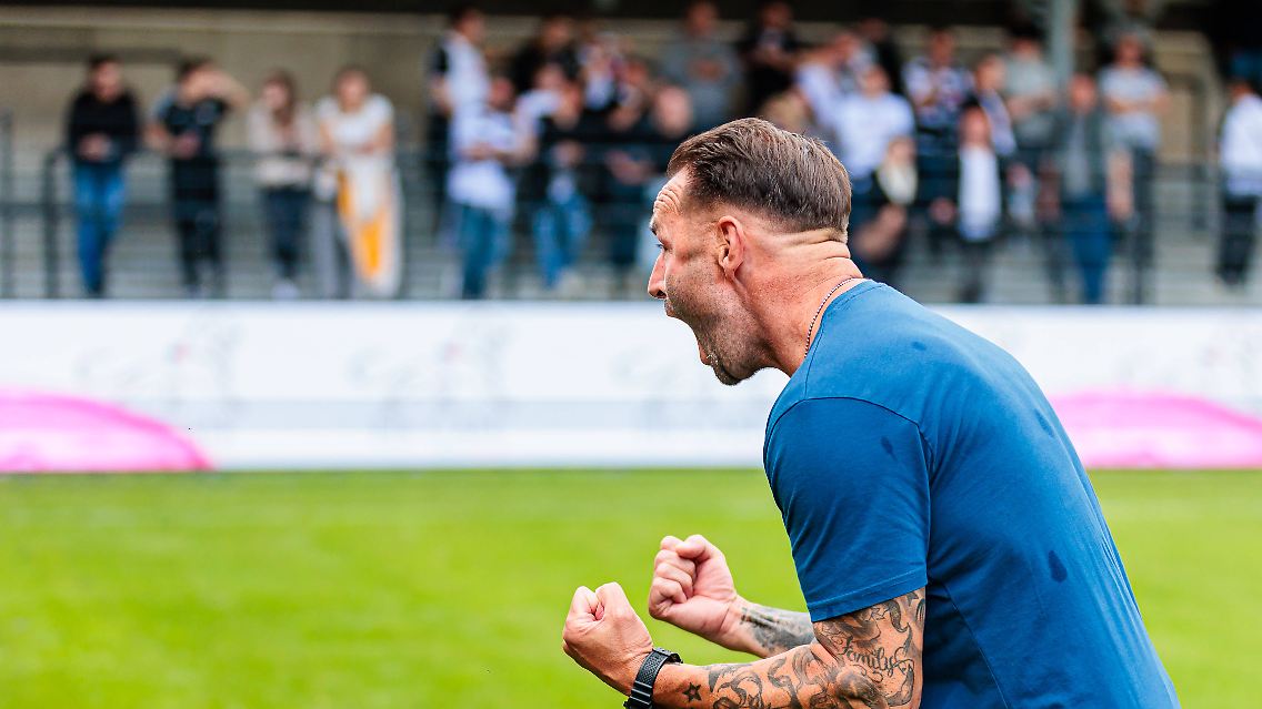 Duisburg-Trainer Dietmar Hirsch feiert einen außergewöhnlichen Sieg.