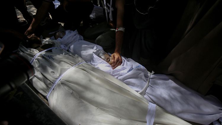 Am Tag, nachdem Israels Militär Gaza zum gefährlichen Kampfgebiet erklärte, starben in der Stadt Dutzende Menschen bei Angriffen unter anderem auf Zelte Binnenvertriebener.