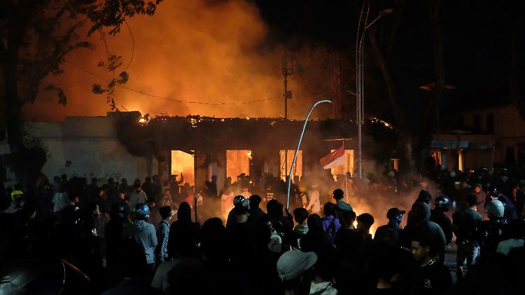 Auch die Residenz des Gouverneurs der Provinz Ostjava wurde in Brand gesetzt und zerstört.