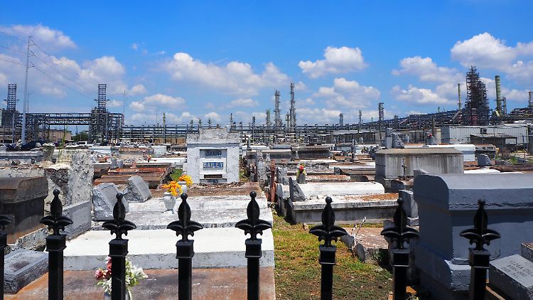 Der protestantische Friedhof von Reserve, wo mehrere Taylors begraben liegen. Im Hintergrund die Ölraffinerie