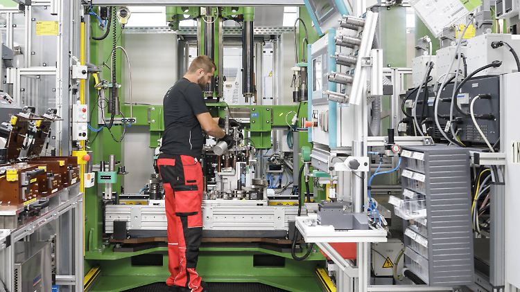 2024 lag der Jahreslohn im Durchschnitt im Osten bei 50.625 Euro brutto.
