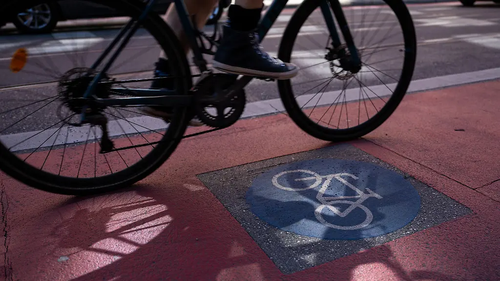 Ein-Fahrradfahrer-radelt-auf-einem-Radweg