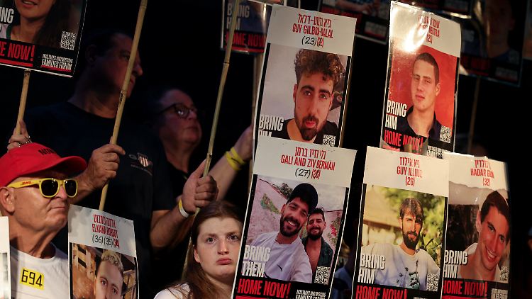 Mit großen Demonstrationen machen die Israelis Druck auf die Regierung Netanjahu, sich mehr für die Befreiung der Geiseln einzusetzen. 