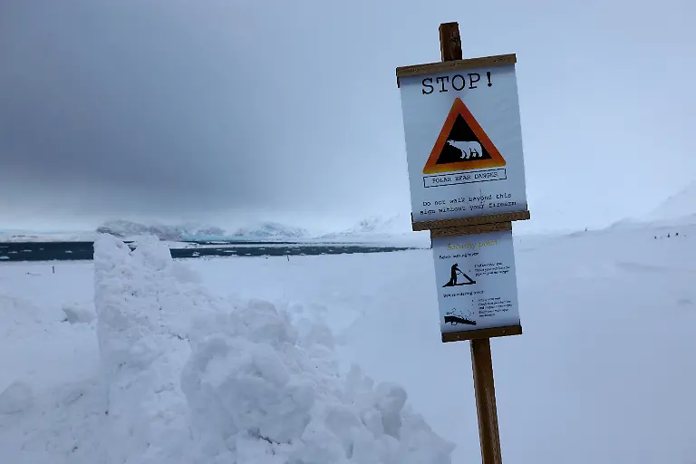 2023-04-19T131232Z-1063032574-RC2Z80AGVIII-RTRMADP-3-CLIMATE-CHANGE-SVALBARD-ICE