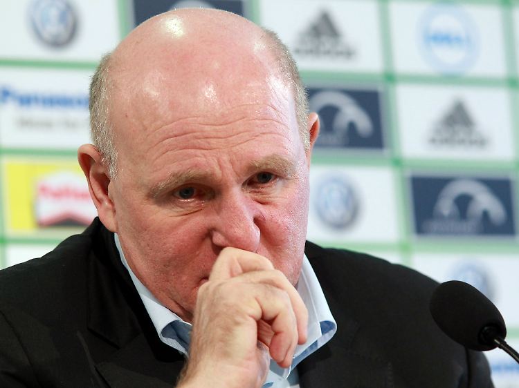 Manager in der Kritik: Dieter Hoeneß hat nach 13 Monaten in Wolfsburg eine katastrophale Bilanz vorzuweisen.