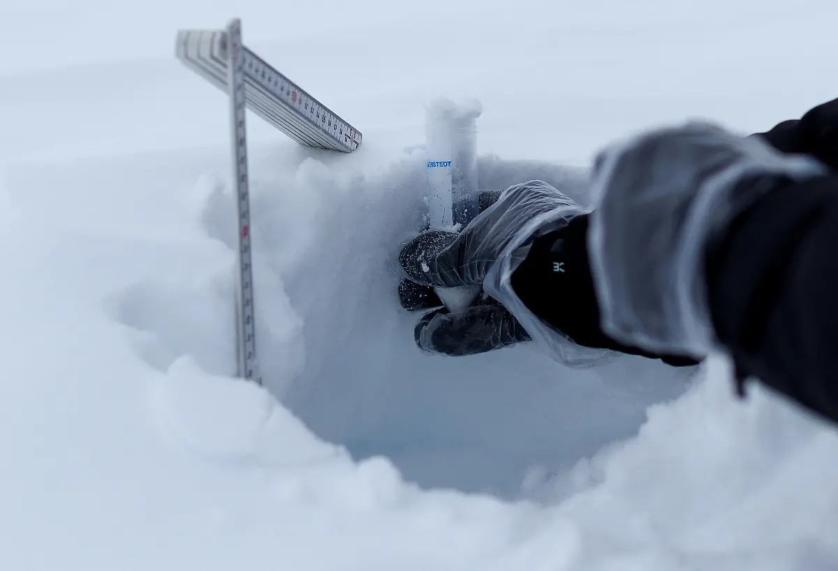 Paul-Scherrer-Institute-Switzerland-chemist-Francois-Burgay-nimmt-Probe