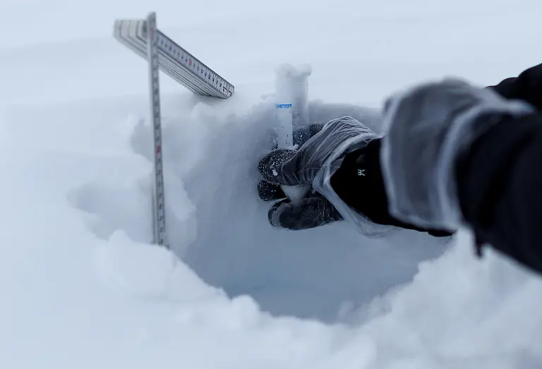 Paul-Scherrer-Institute-Switzerland-chemist-Francois-Burgay-nimmt-Probe