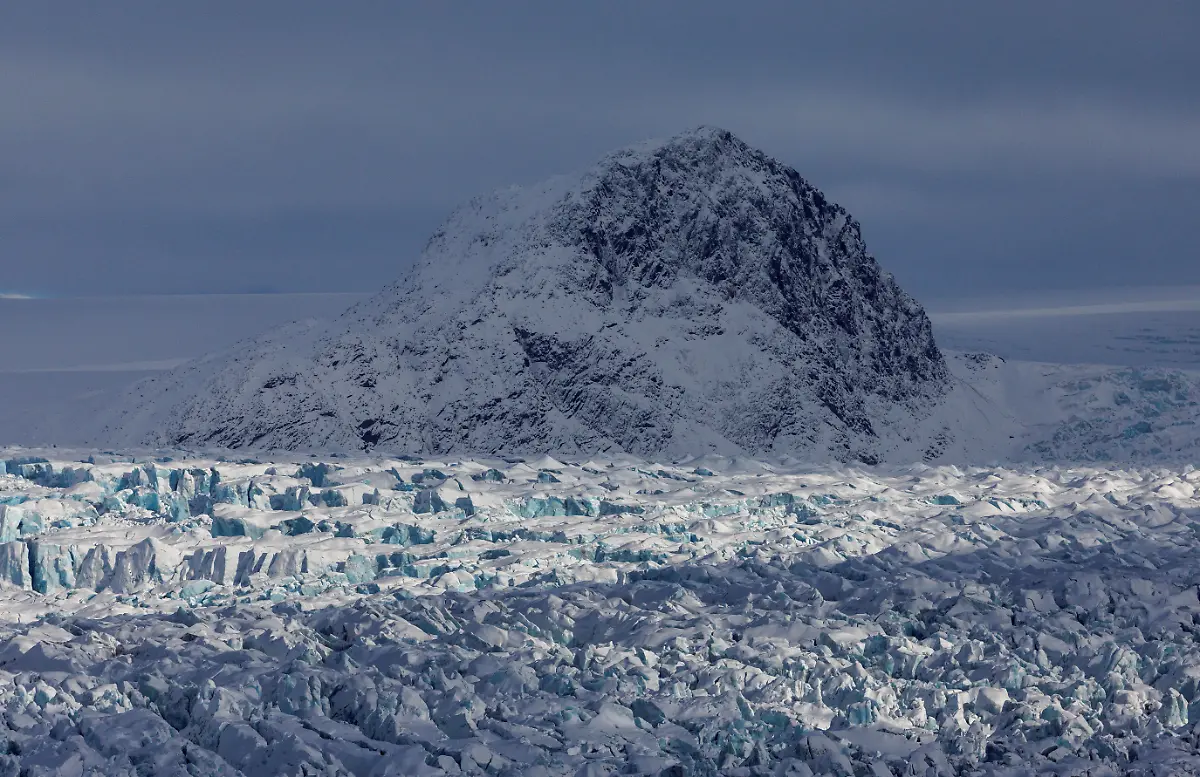 Sunlight-is-reflected-on-the-crevasses-of-the-Kongsbreen-glacier-near-Ny-Aalesund