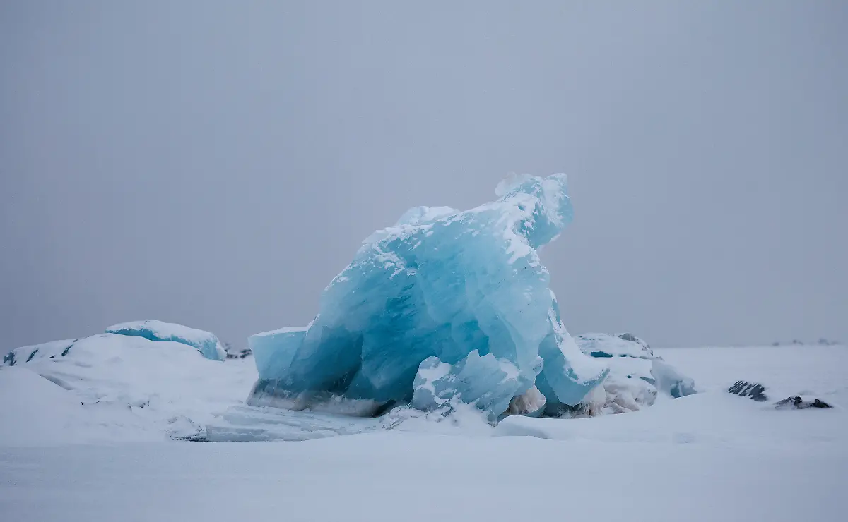 2023-04-19T131239Z-937880731-RC2DA0AE8ZEQ-RTRMADP-3-CLIMATE-CHANGE-SVALBARD-ICE