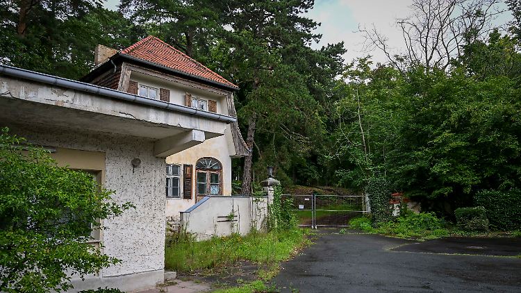 Das Haupthaus wurde 1910 für die Familie von Carl Friedrich Siemens, dem Sohn des Erfinders Werner von Siemens, errichtet.