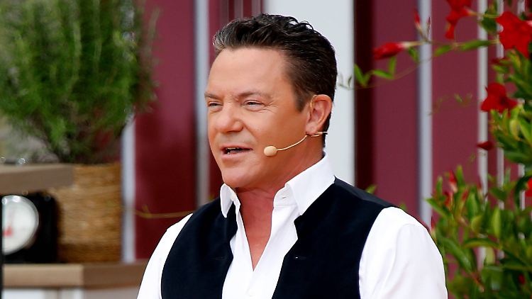 Mit schwarzer Weste trat Stefan Mross vor die Kameras.