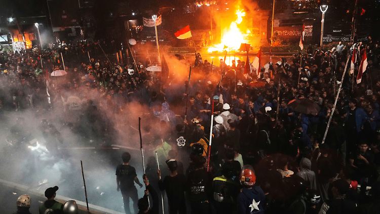 Die Proteste und Ausschreitungen sind die heftigsten seit dem Amtsantritt von Präsident Prabowo Subianto im vergangenen Oktober.