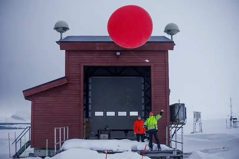 Tommy-Jegoue-und-Apolline-Pibarot-mit-Wetterballon