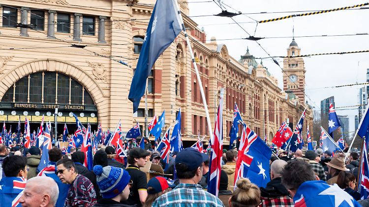 In Melbourne gibt es eine große Kundgebung. Es kommt zu Auseinandersetzungen mit der Polizei. 