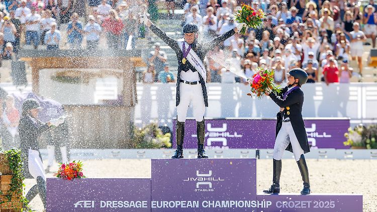 Ein bisschen Spaß muss sein: Werth (r.) zielt mit einer guten Flasche auf Verboomen. Der lässt sich feiern.