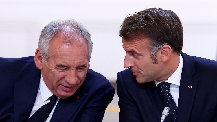 Stürzt die Regierung von François Bayrou (l.), muss Präsident Emmanuel Macron einen neuen, dann inzwischen siebten Regierungschef ernennen.