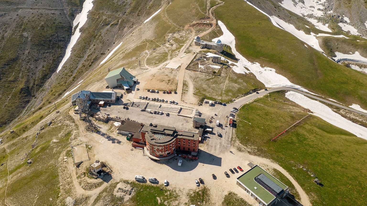 Etwa 140 Kilometer nordöstlich von Rom befindet sich das mittlerweile geschlossene Berghotel "Campo Imperatore".