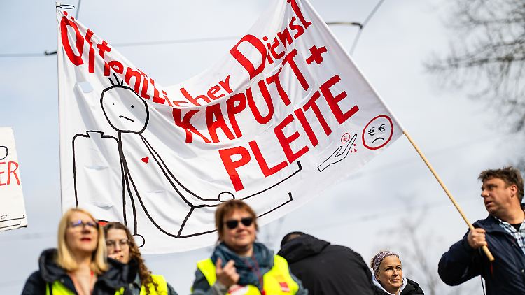 Beschäftigte des öffentlichen Dienstes beteiligen sich im Frühjahr an einer Protestaktion in Potsdam.