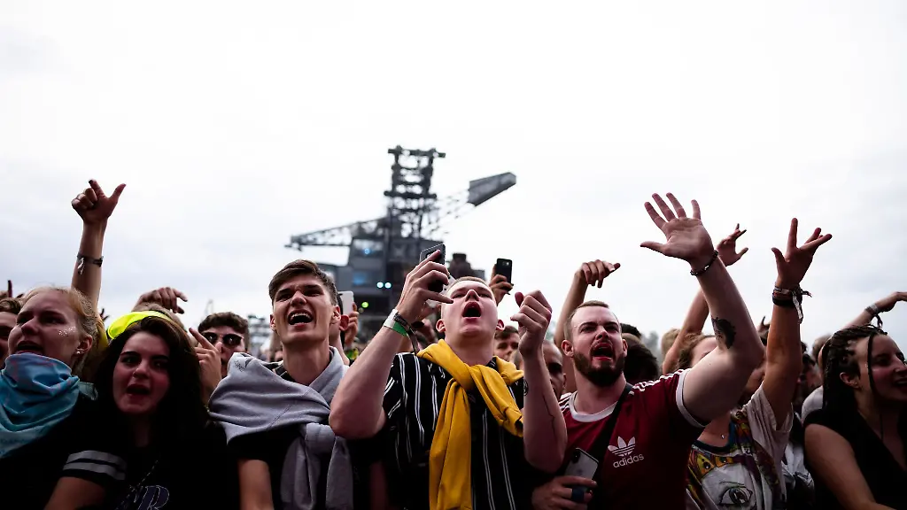 Besucher-feiern-ausgelassen-vor-einer-Buehne