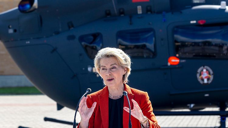 Von der Leyen spricht während einer gemeinsamen Pressekonferenz mit dem litauischen Präsidenten Nauseda nahe der litauisch-belarussischen Grenze.