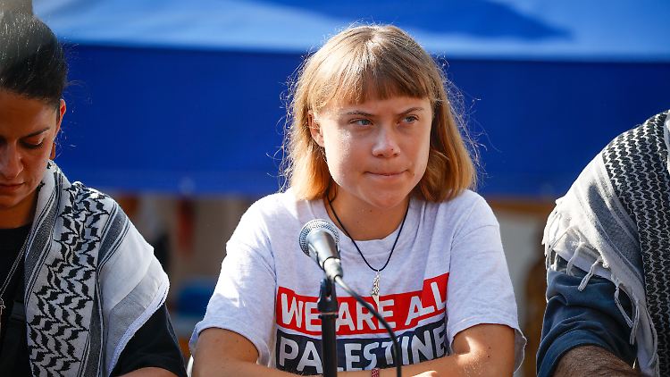 Thunberg kurz vor dem in See Stechen bei einer Pressekonferenz am Sonntag.