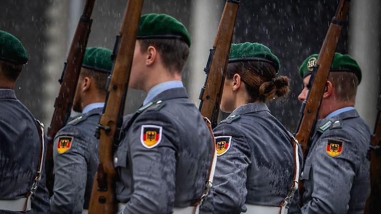 Die Bundeswehr will bis 2030 rund 100.000 neue Rekruten für sich gewinnen.