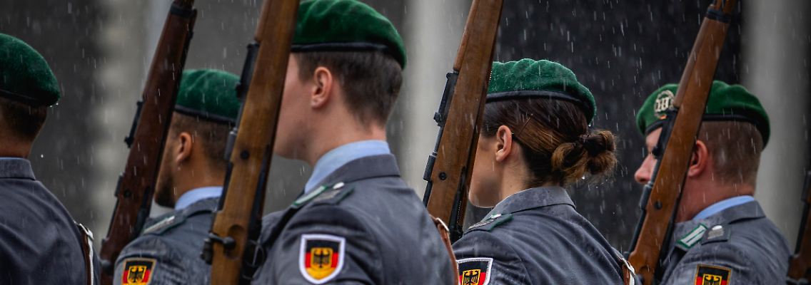 Die Bundeswehr will bis 2030 rund 100.000 neue Rekruten für sich gewinnen.